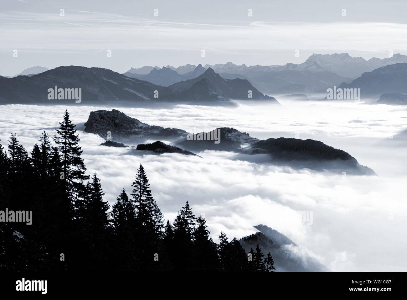 Vista panoramica di nuvole di toccare le montagne Foto Stock