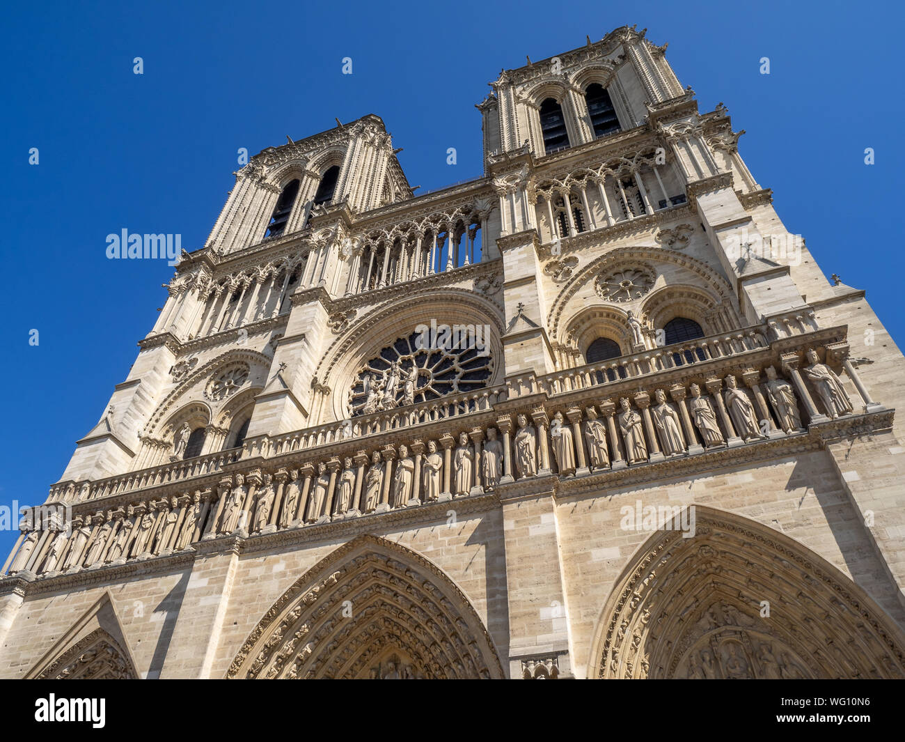 Guardando la facciata esterna di Notre Dame de Paris cathedral in Parigi Francia Foto Stock