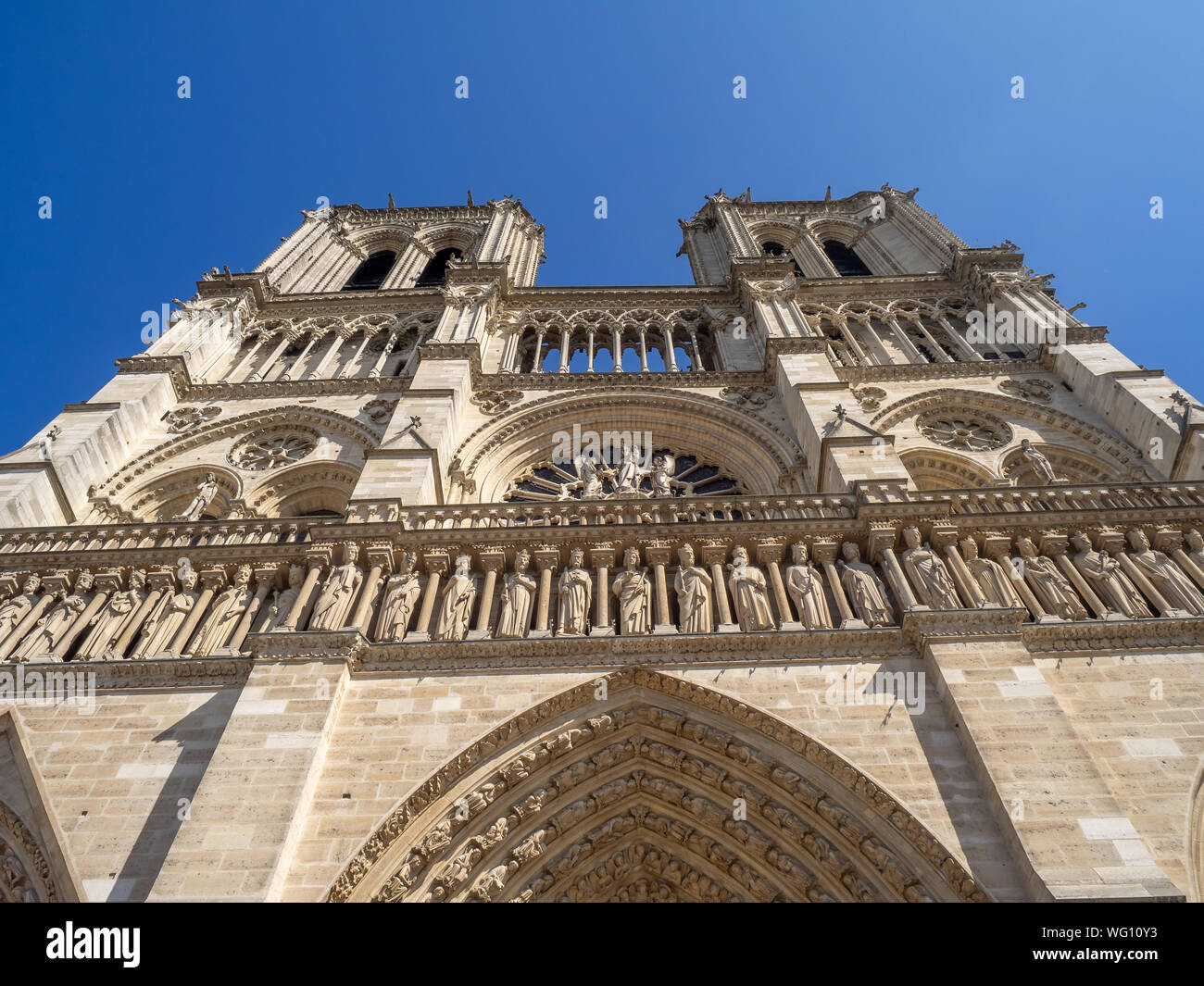 Guardando la facciata esterna di Notre Dame de Paris cathedral in Parigi Francia Foto Stock