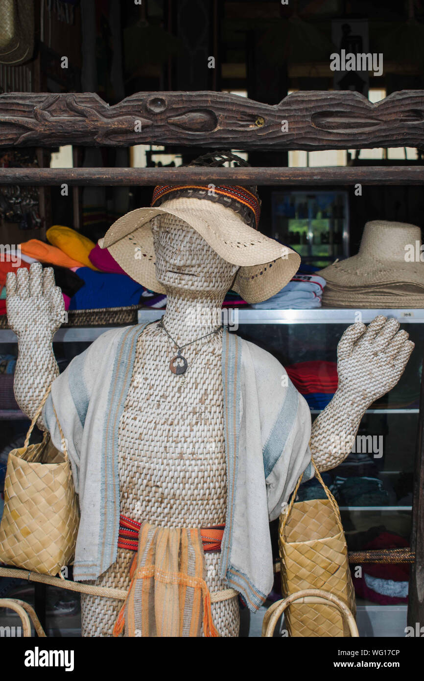 Agosto 25, 20190-BANAUE IFUGAO, Filippine : un uomo statua realizzata in rattan indossando un cappello intessute, intessute giacca e un tradizionale g-string della se Foto Stock