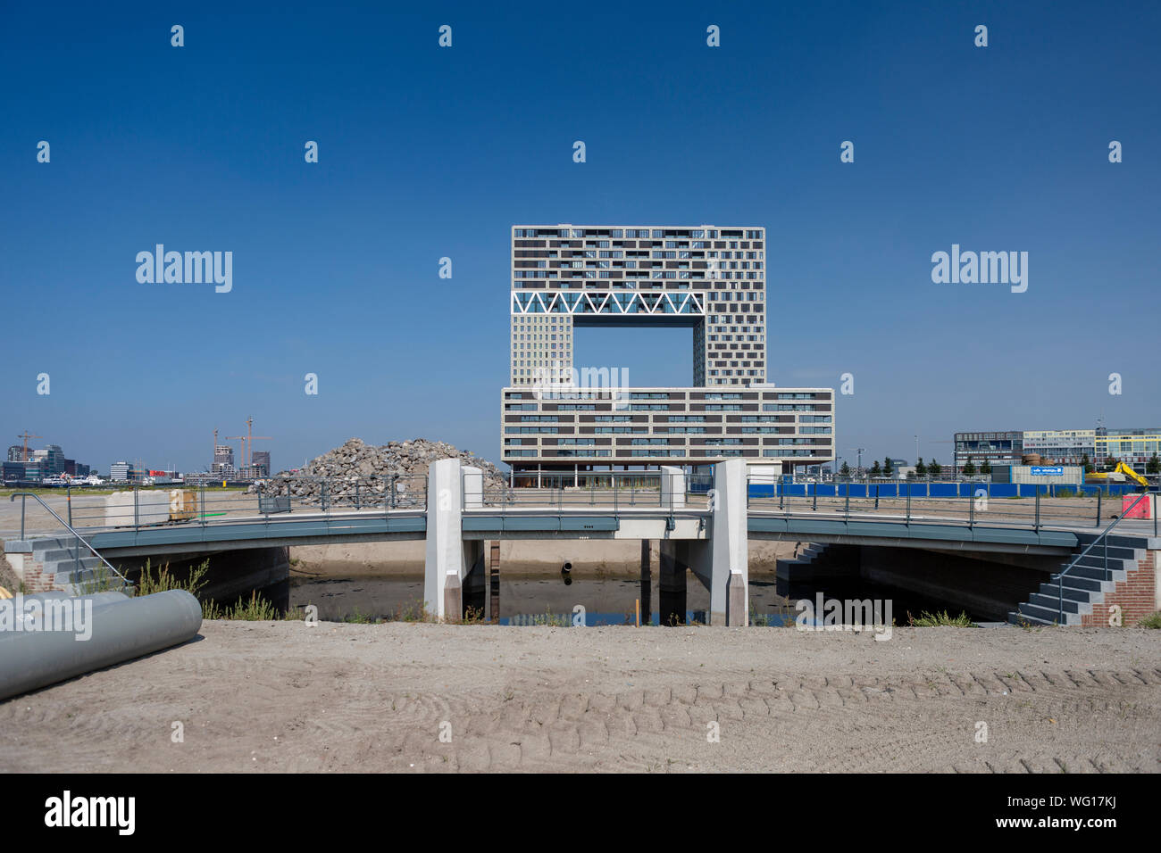 Moderno edificio di appartamenti in stile contemporaneo progetto di alloggiamento nel quartiere Houthaven con un ponte di preliminari, scale e sistema fognario Foto Stock