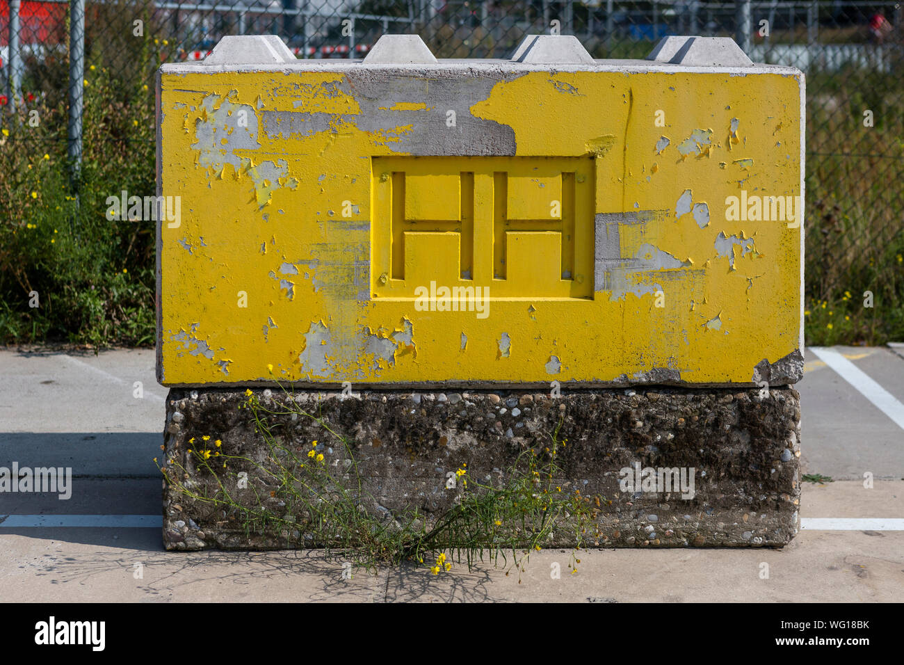 Blocco di cemento dipinto di giallo blocca la strada in costruzione Houthaven quartiere con le iniziali di HH Foto Stock