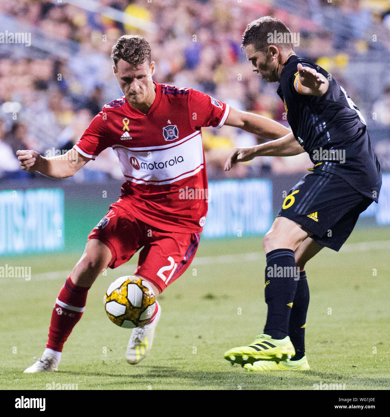 Columbus, Ohio, Stati Uniti d'America. Il 31 agosto, 2019.Chicago Fire centrocampista Fabian Herbers (21) combatte per la sfera contro Columbus Crew SC centrocampista Wil Trapp (6) nella loro corrispondono a Mapfre Stadium. Credito: Brent Clark/Alamy Live News Foto Stock