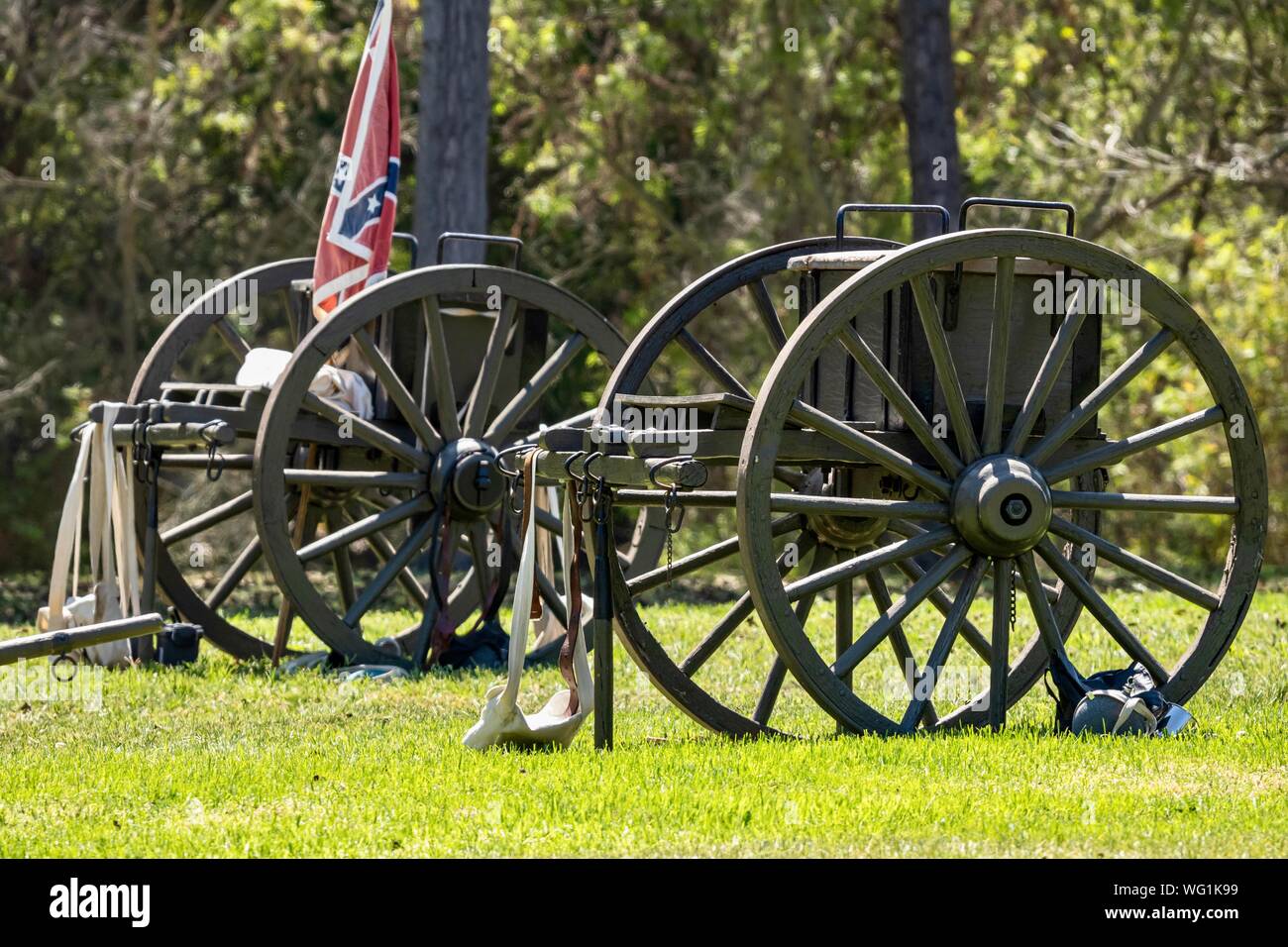 La guerra civile era cannoni con un confederato bandiera in un campo di battaglia durante la Guerra Civile Americana rievocazione storica Foto Stock