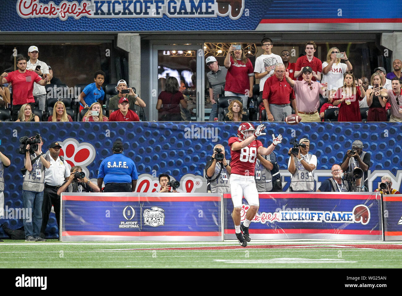 Agosto 31, 2019: Alabama le principali Tennison (88) è aperta per un touchdown reception durante il Chick-Fil-di un calcio di inizio gioco, con l'Alabama Crimson Tide e il duca diavoli blu, giocato a Mercedes Benz Stadium di Atlanta, Georgia. Alabama laminati oltre il duca, 42-3. Cecil Copeland/CSM Foto Stock