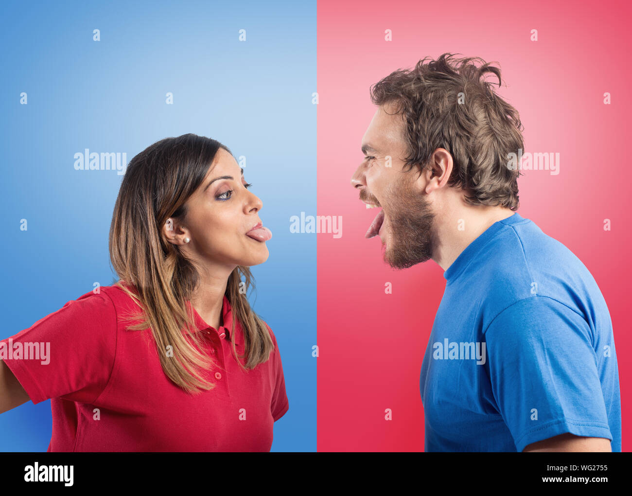 Coppia divertente scherzo con smorfie su sfondo colorato Foto Stock