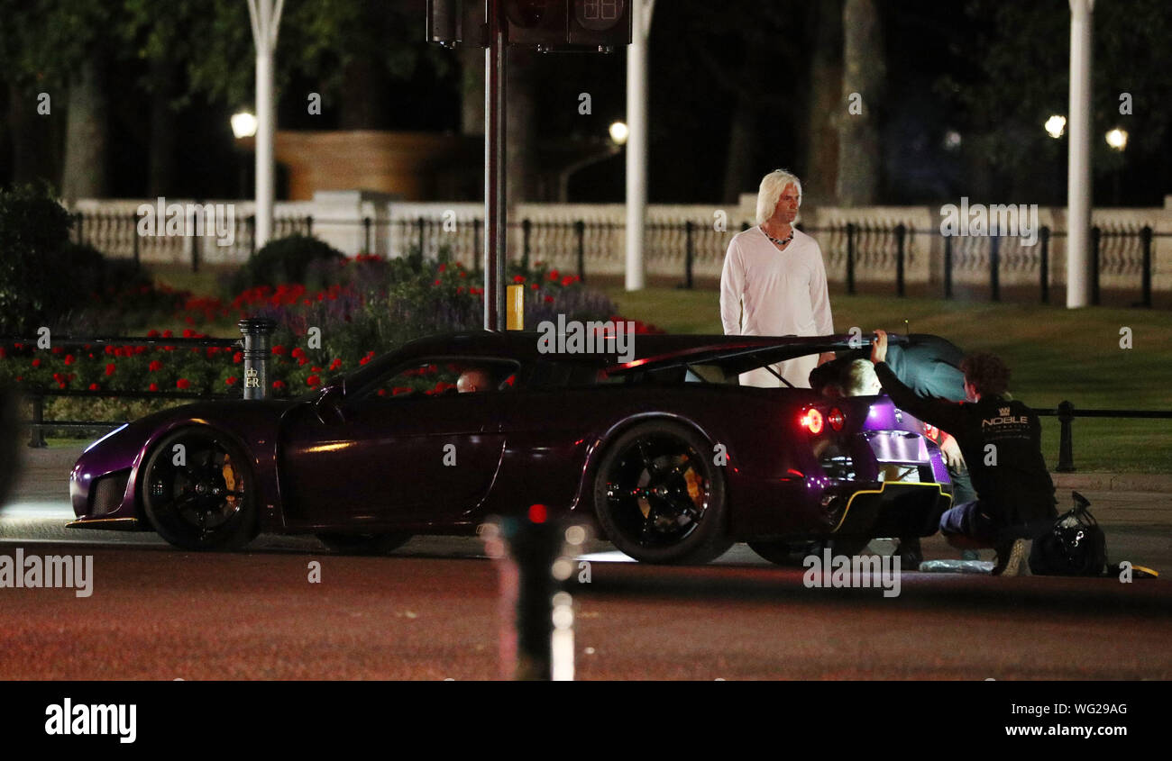 Troupe preparare una supercar per una sequenza di inseguimento durante le riprese per il film più recente in veloce e furioso franchising in The Mall, il centro di Londra. Foto Stock