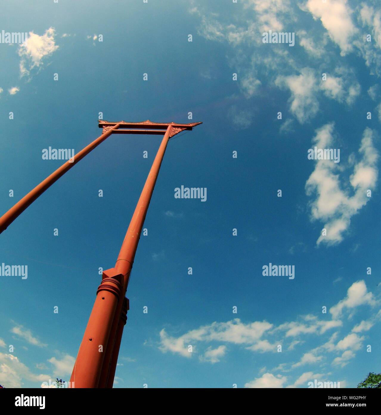 Basso angolo vista di Swing gigante contro Sky Foto Stock