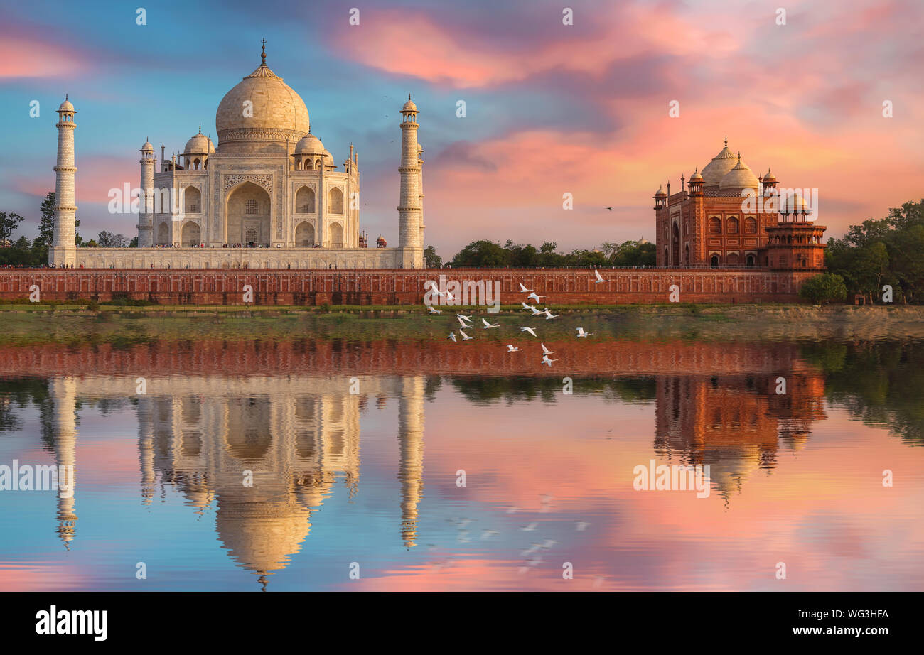 Taj Mahal Agra al tramonto con acqua la riflessione e moody sky. Taj Mahal è un sito Patrimonio Mondiale dell'UNESCO Foto Stock