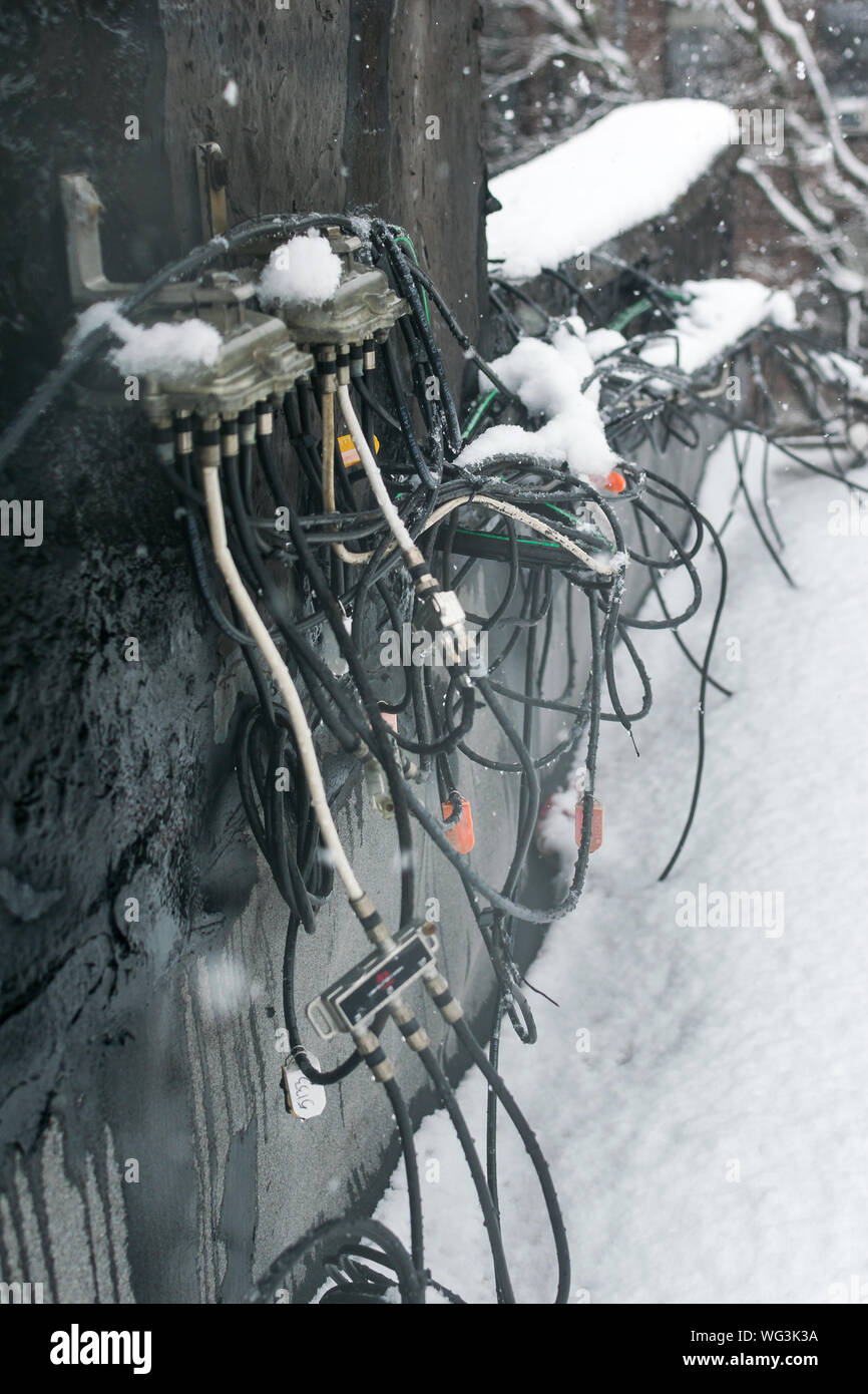 Enorme caos di cavi su un tetto di Harlem, a New York, Stati Uniti d'America Foto Stock