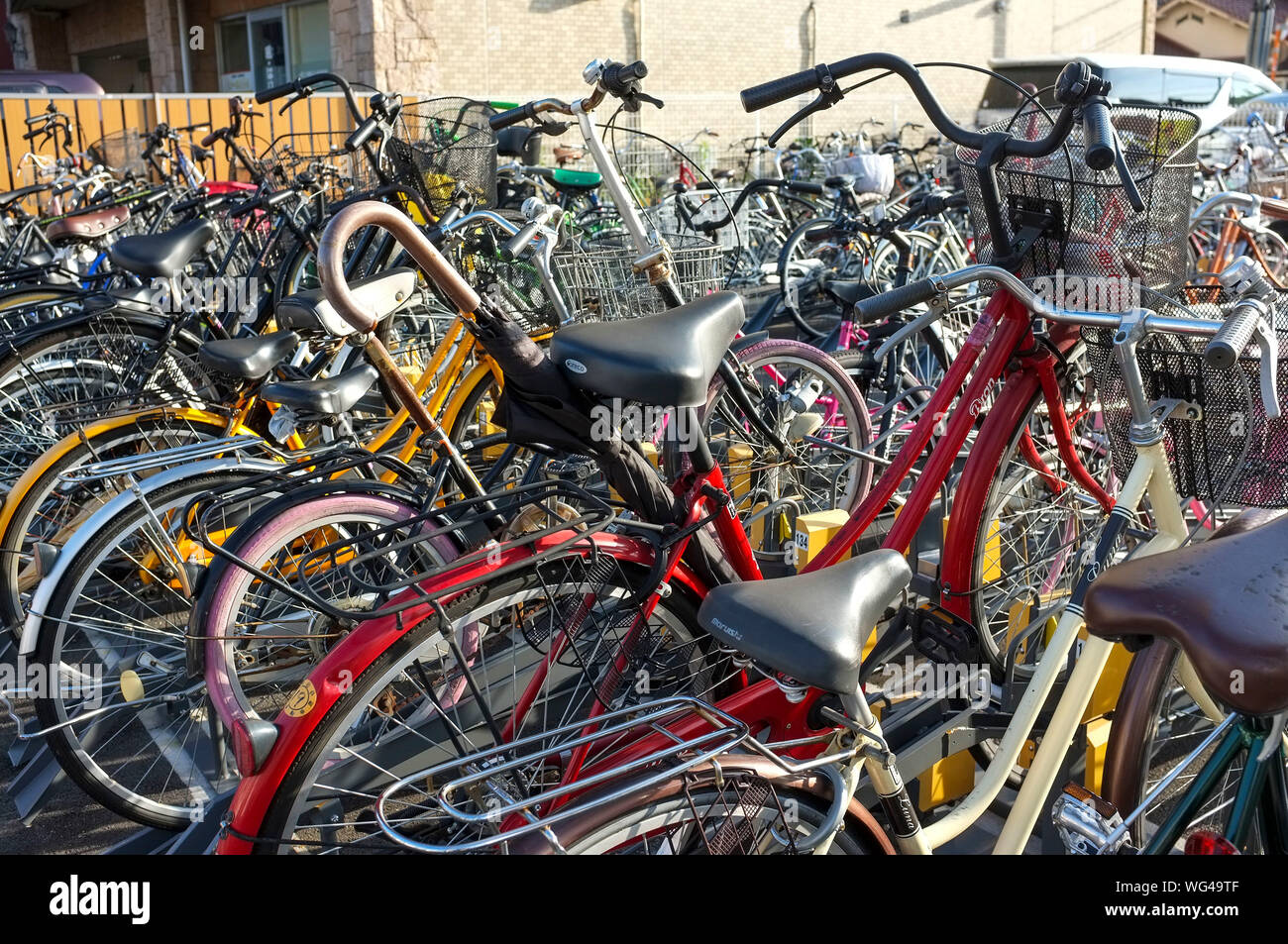 Un parcheggio per le bici di Osaka in Giappone. Foto Stock