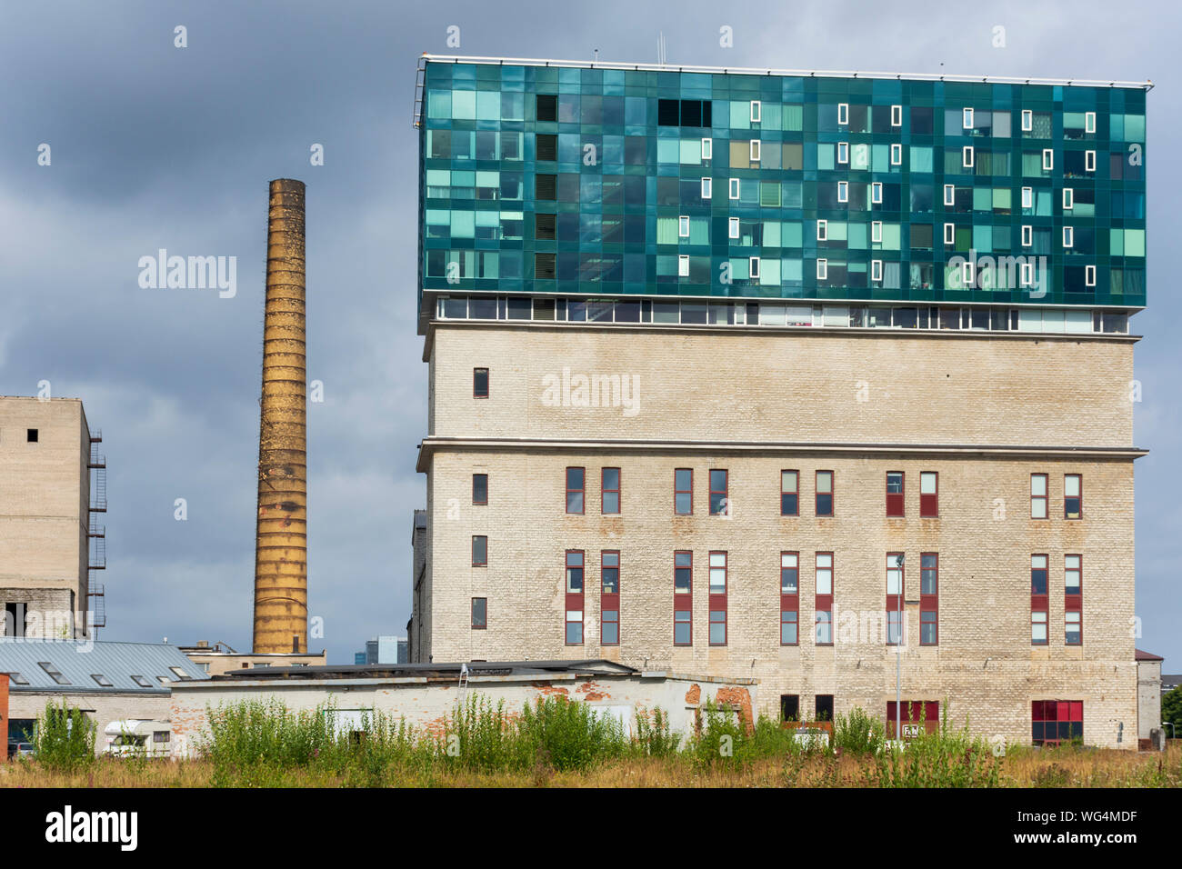 Nuovo edificio per uffici in un vecchio edificio industriale a Tallinn Estonia Foto Stock