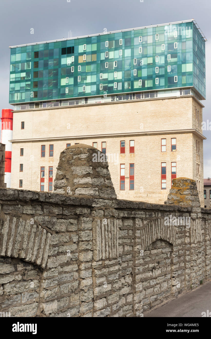 Nuovo edificio per uffici in un vecchio edificio industriale a Tallinn Estonia Foto Stock