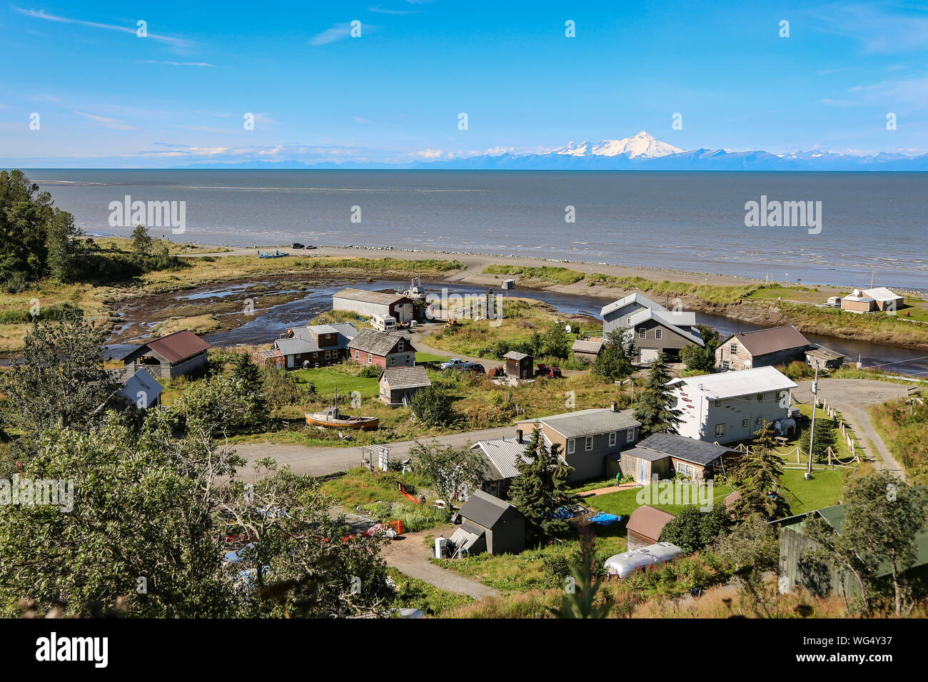 Vista aerea di Ninilchik un piccolo Alaskan villaggio nativo con Cook Inlet e Isole Aleutine vulcani in background, Penisola di Kenai, Alaska Foto Stock