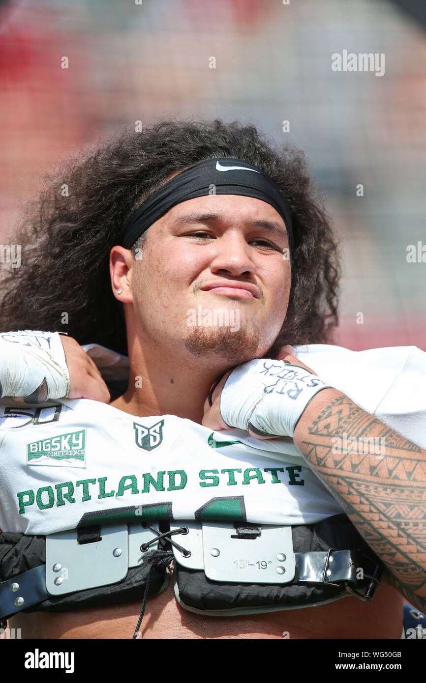 Agosto 31, 2019: Silo Ta'ase #61 Portland State offensive lineman funziona per regolare la sua pastiglie prima tenendo il campo. Arkansas sconfitto Portland State 20-13 di Fayetteville, AR, Richey Miller/CSM Foto Stock