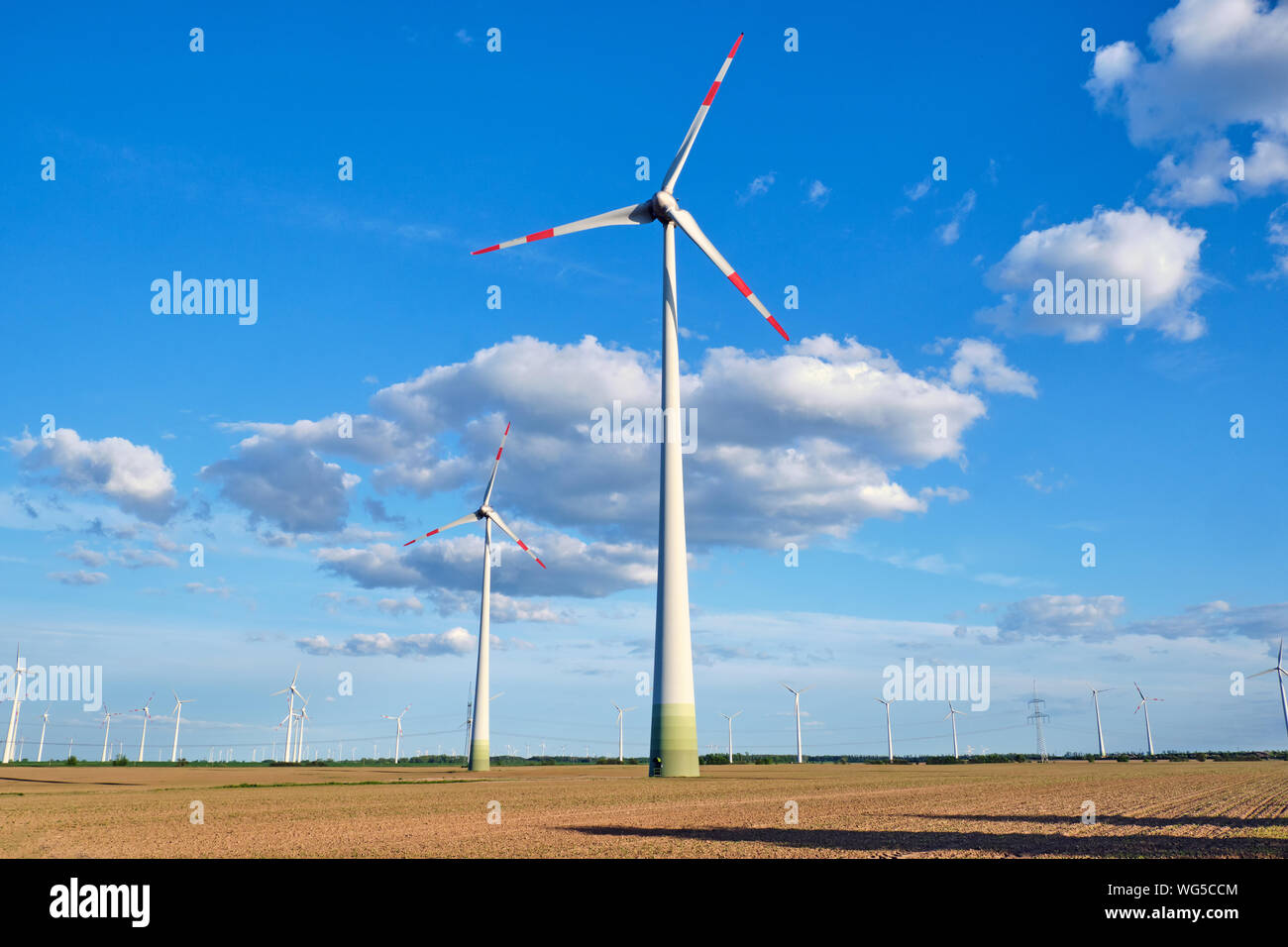Le turbine eoliche in un campo sterile visto in Germania Foto Stock