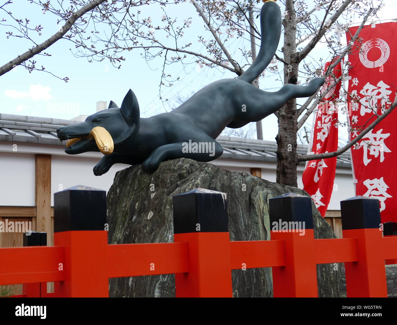 Fox la scultura a Fushimi Inari temple, Kyoto Foto Stock