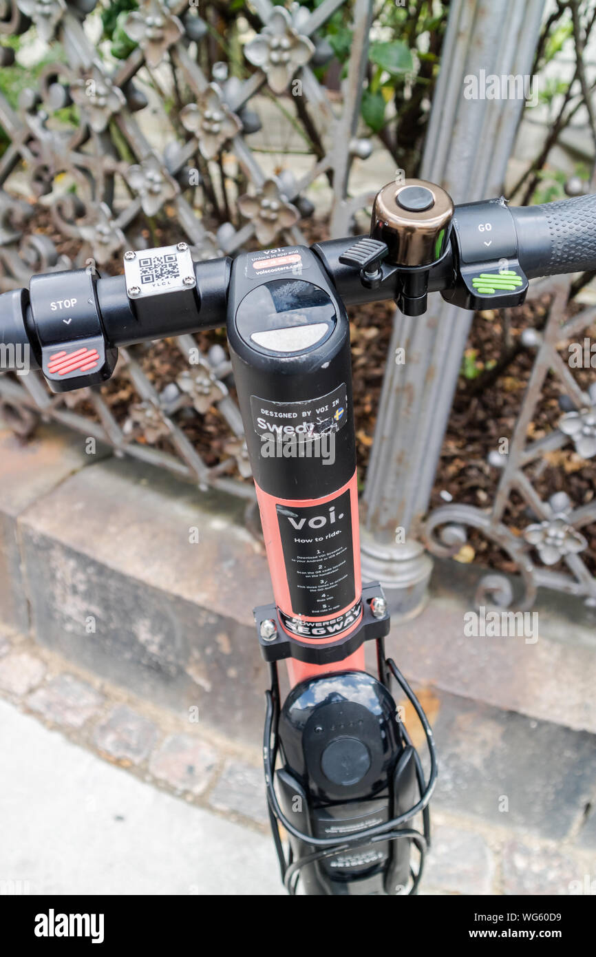 Biciclette elettriche e scooter , escooter, e-scooter sul marciapiede in Kopenhagen - Agosto 2019 - Copenhagen, Danimarca, in Europa Foto Stock