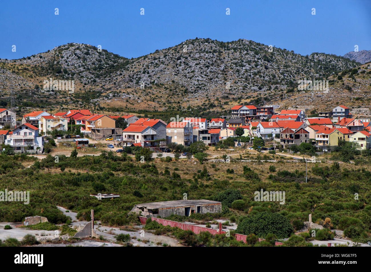 Rogoznica, una città in Bosnia ed Erzegovina, appena oltre il confine dalla Croazia, è ora il recupero da gravi distruzioni causate durante la guerra nei Balcani Foto Stock