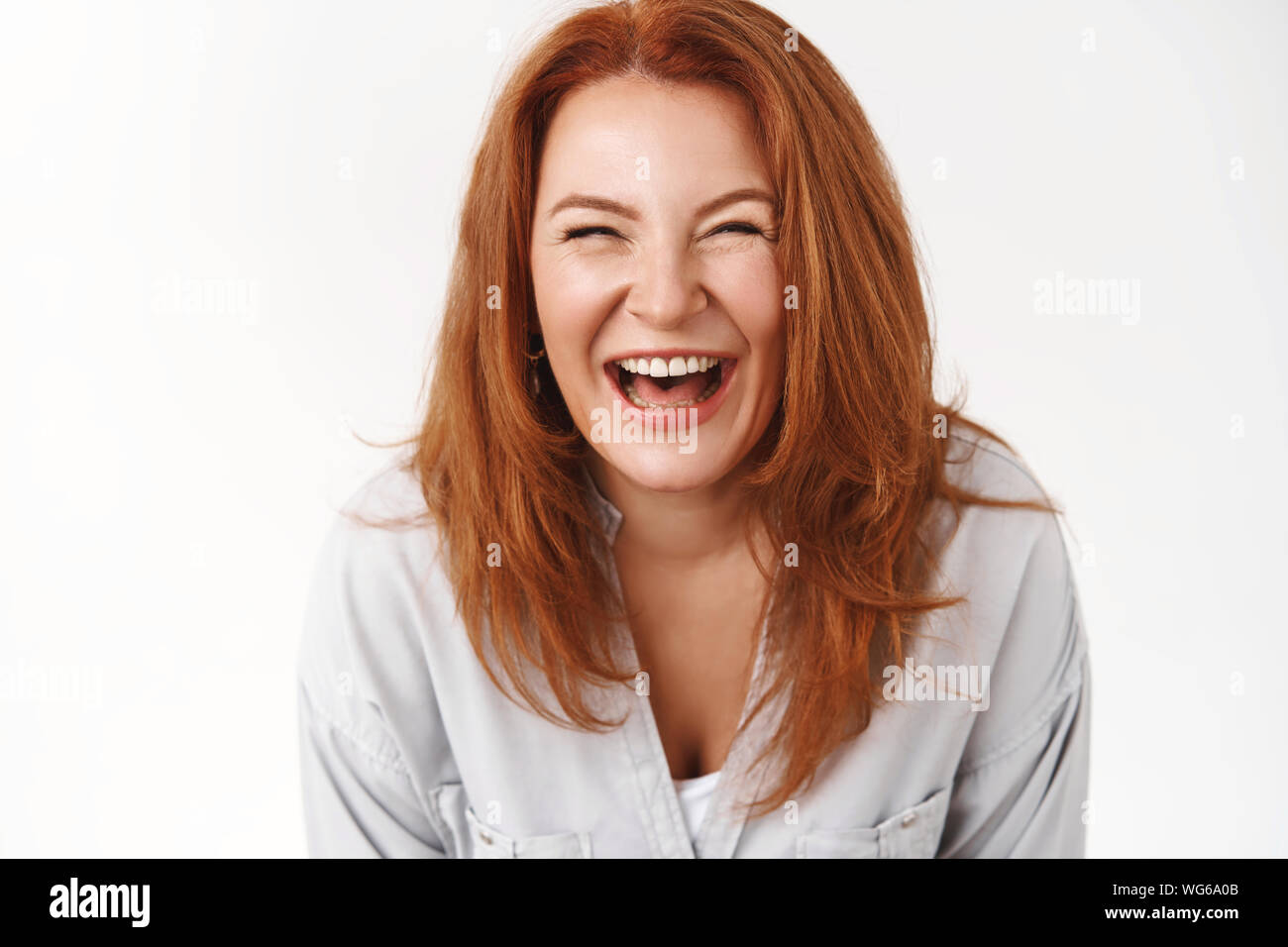 Close-up sincera spensierata gioiosa redhead donna matura godere di vacanza estiva di famiglia laughign out loud sorridente sorriso toothy con occhi incurante invecchiamento self Foto Stock