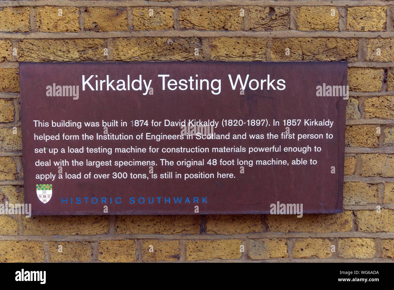 London, Regno Unito - 12 Aprile 2019: digital signage all'entrata Kirkaldy test museo che descrive la storia di esposizione Foto Stock