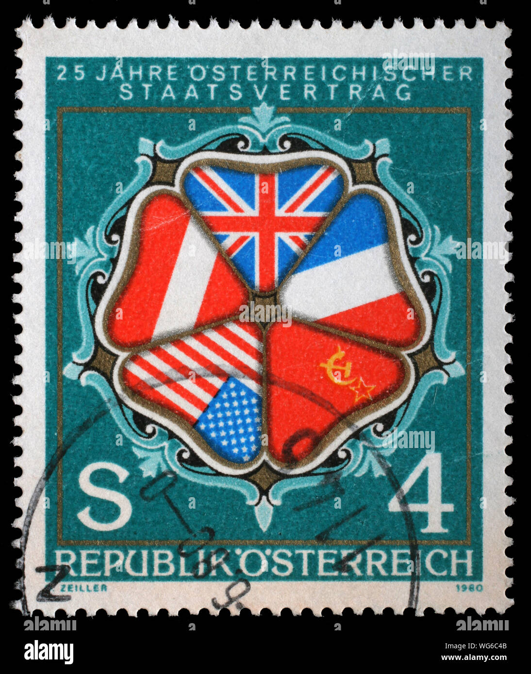Timbro rilasciato in Austria mostra il venticinquesimo anniversario del trattato dello Stato austriaco, bandiere degli Stati contraenti in ornamento, circa 1980. Foto Stock