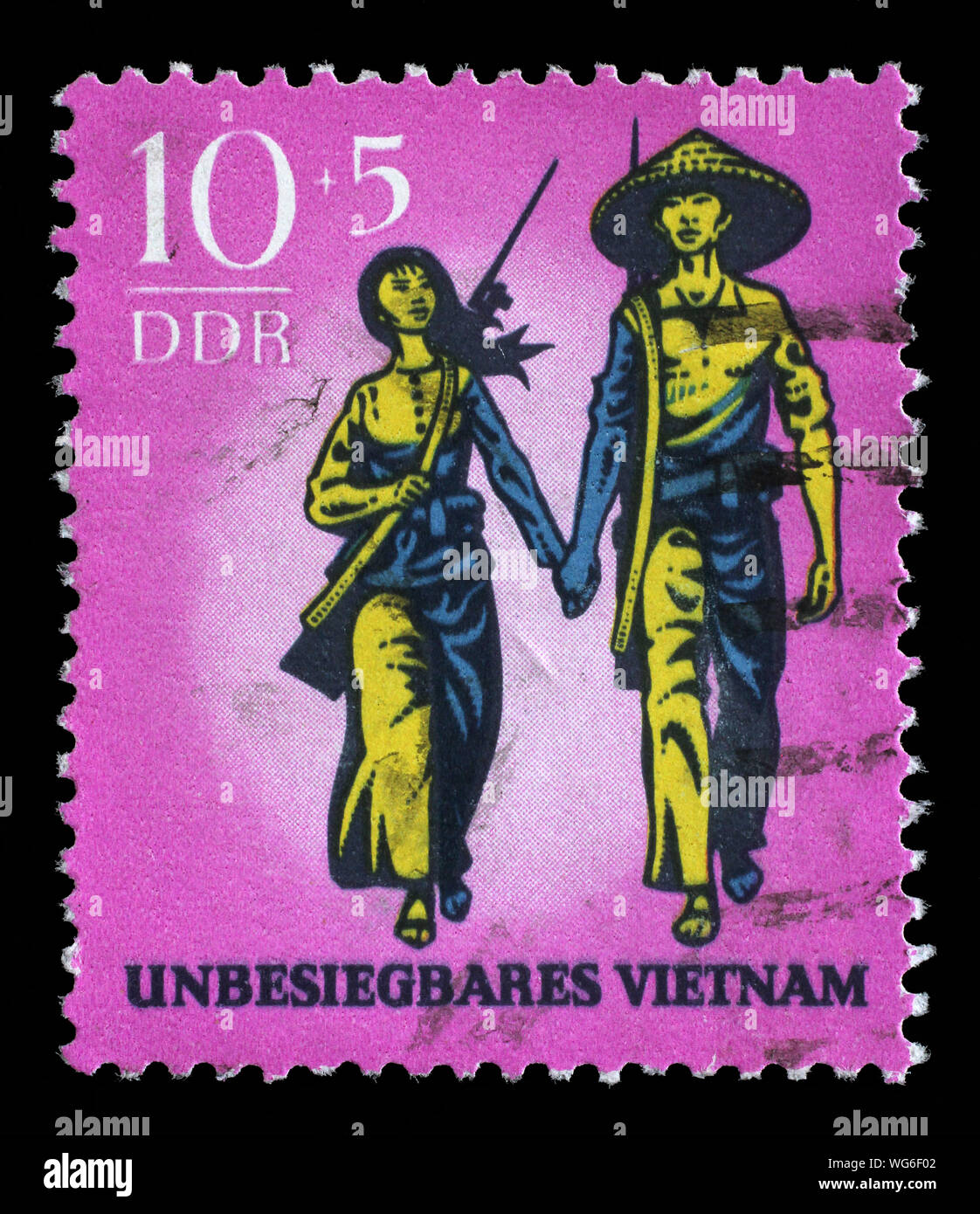 Timbro rilasciato in Germania - Repubblica Democratica (DDR) mostra giovane con le armi invincibili Vietnam, circa 1969. Foto Stock