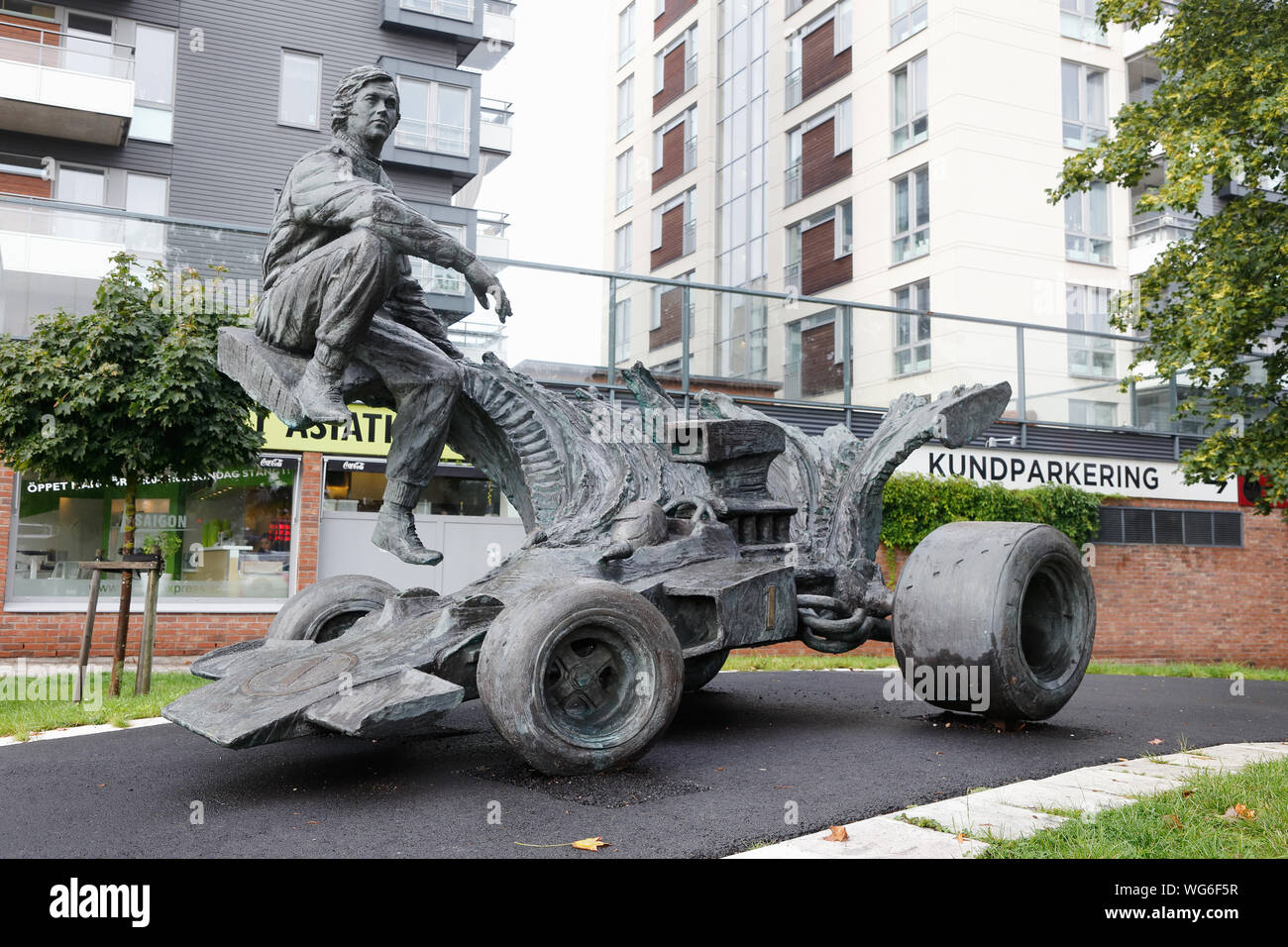 Orebro, Svezia - 29 agosto 2019: una statua di bronzo di Richard Brixel della Formula 1 racing driver Ronnie Peterson, situato nel quartiere Almby. Foto Stock