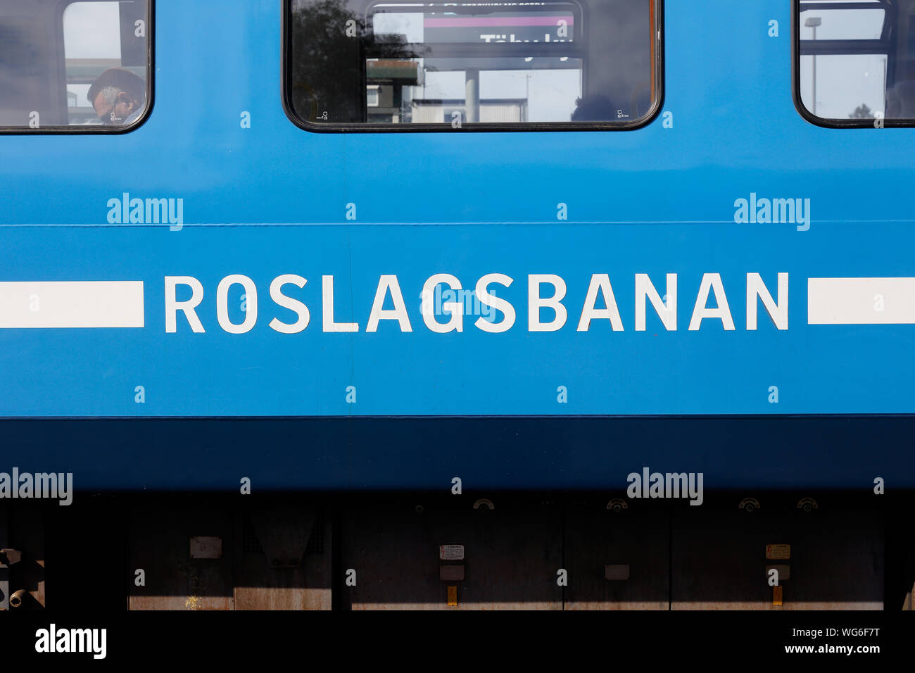 Taby kyrkby, Svezia - 30 agosto 2019: vista ravvicinata di SL Roslagsbanan commuter train servizio segno dipinto situato al lato dei treni. Foto Stock