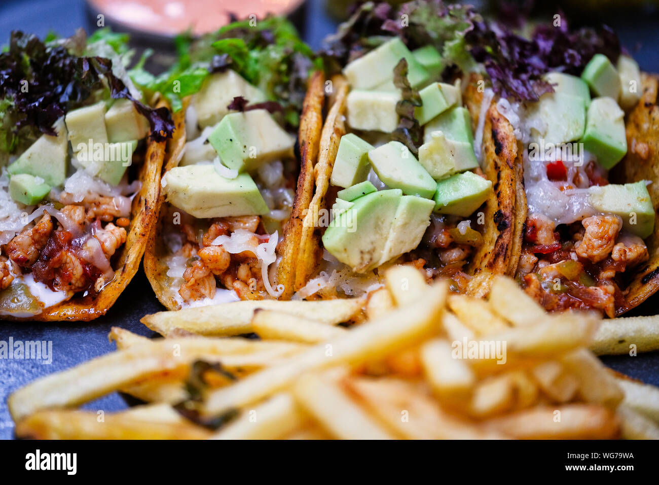 Cibo messicano Taco. Taco terrina di avocado e insalata di verdure con carne di manzo. Foto Stock