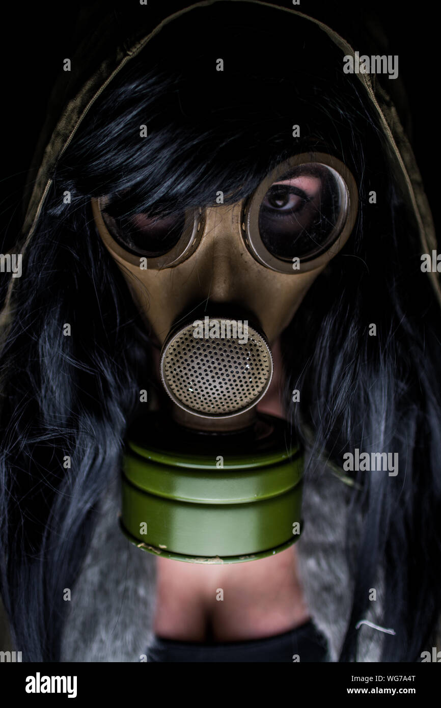 Woman holding gas mask immagini e fotografie stock ad alta risoluzione -  Alamy