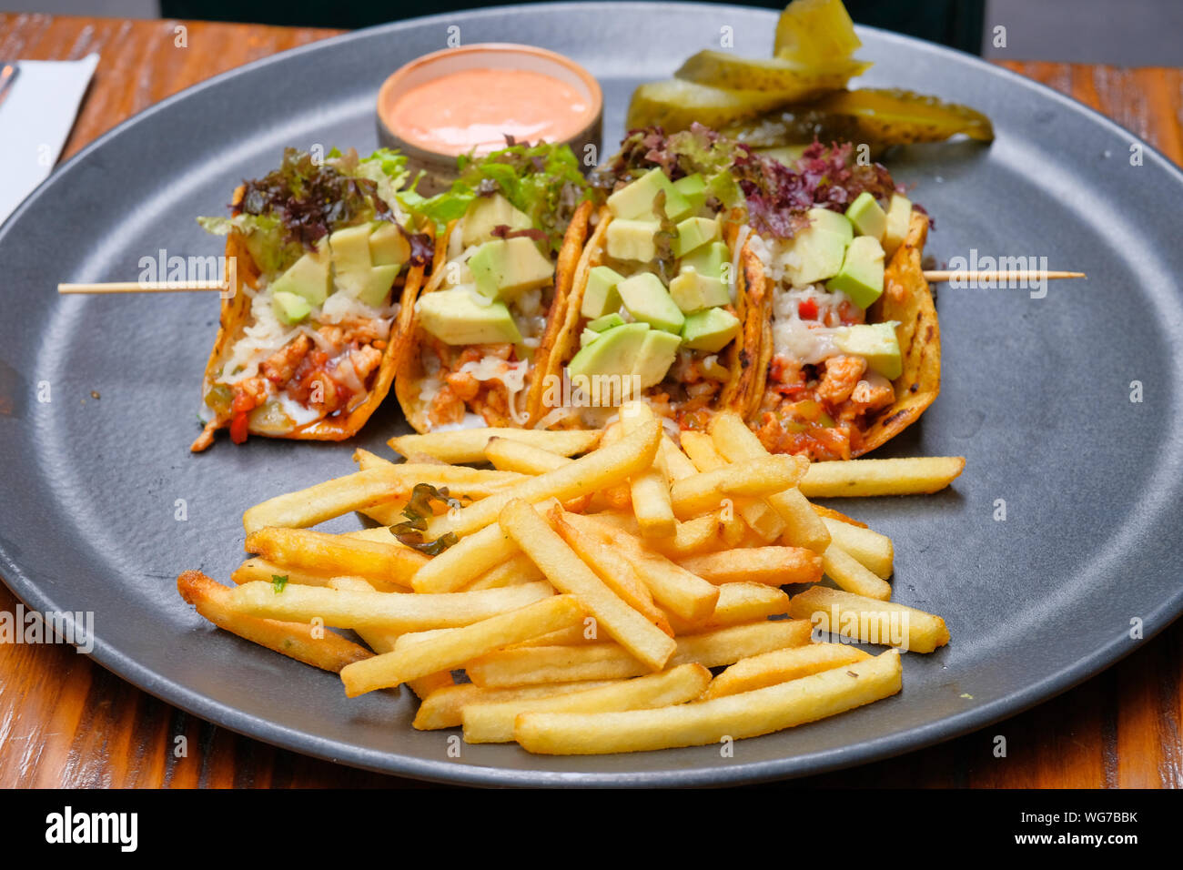 Cibo messicano Taco. Taco terrina di avocado e insalata di verdure con carne di manzo. Foto Stock