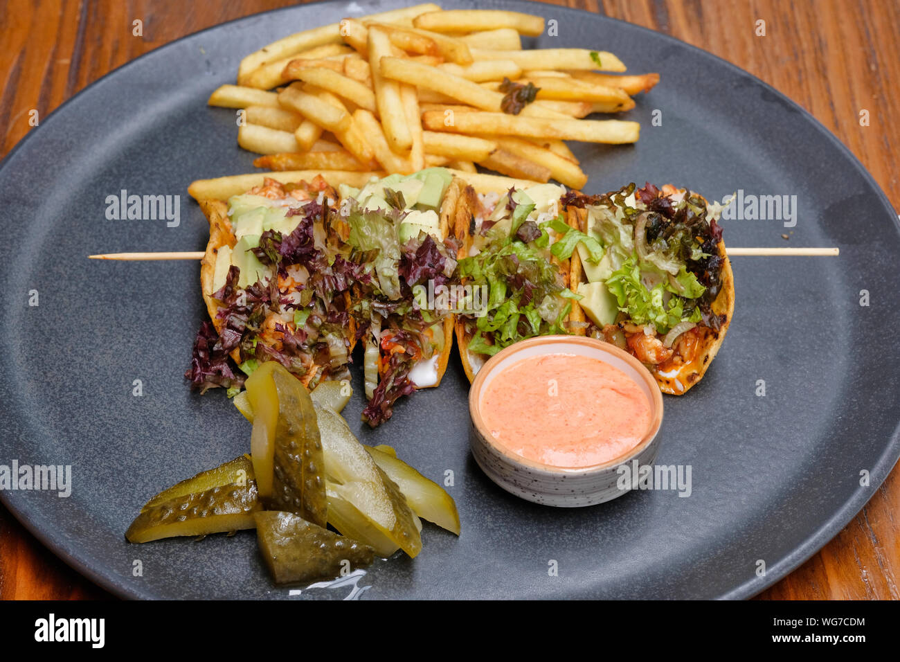 Cibo messicano Taco. Taco terrina di avocado e insalata di verdure con carne di manzo. Foto Stock
