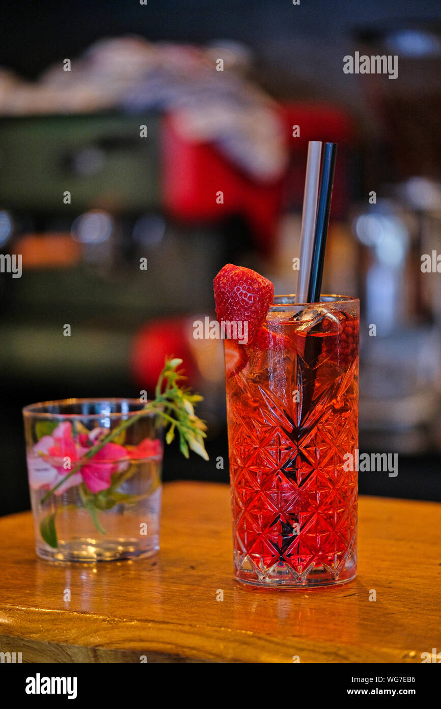 I colori rosso e rosa colorato fresco esotici cocktail alcolico con Blackberry sul tavolo di legno. Rosso e Rosa Mojito Foto Stock