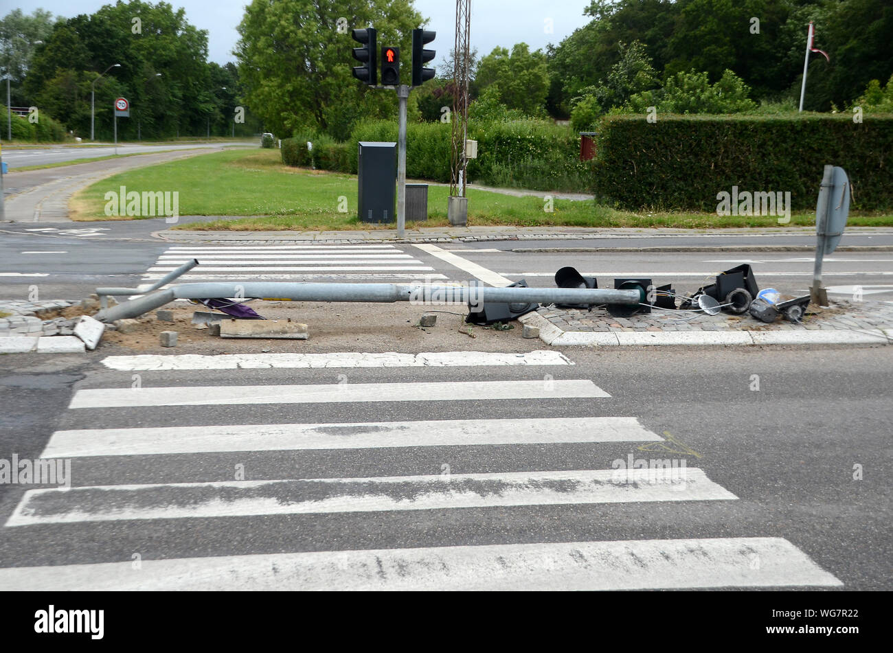 Il traffico un palo della luce è stata turneed sopra da un camion, parti di lampade lay intorno a. Foto Stock