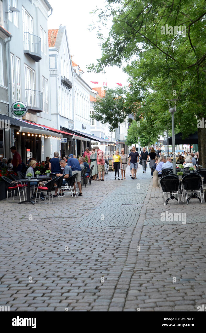 Sonderborg, Danimarca - 1 Agosto 2019: Visualizza in alto attraverso una corsia con busy street cafe'. Foto Stock