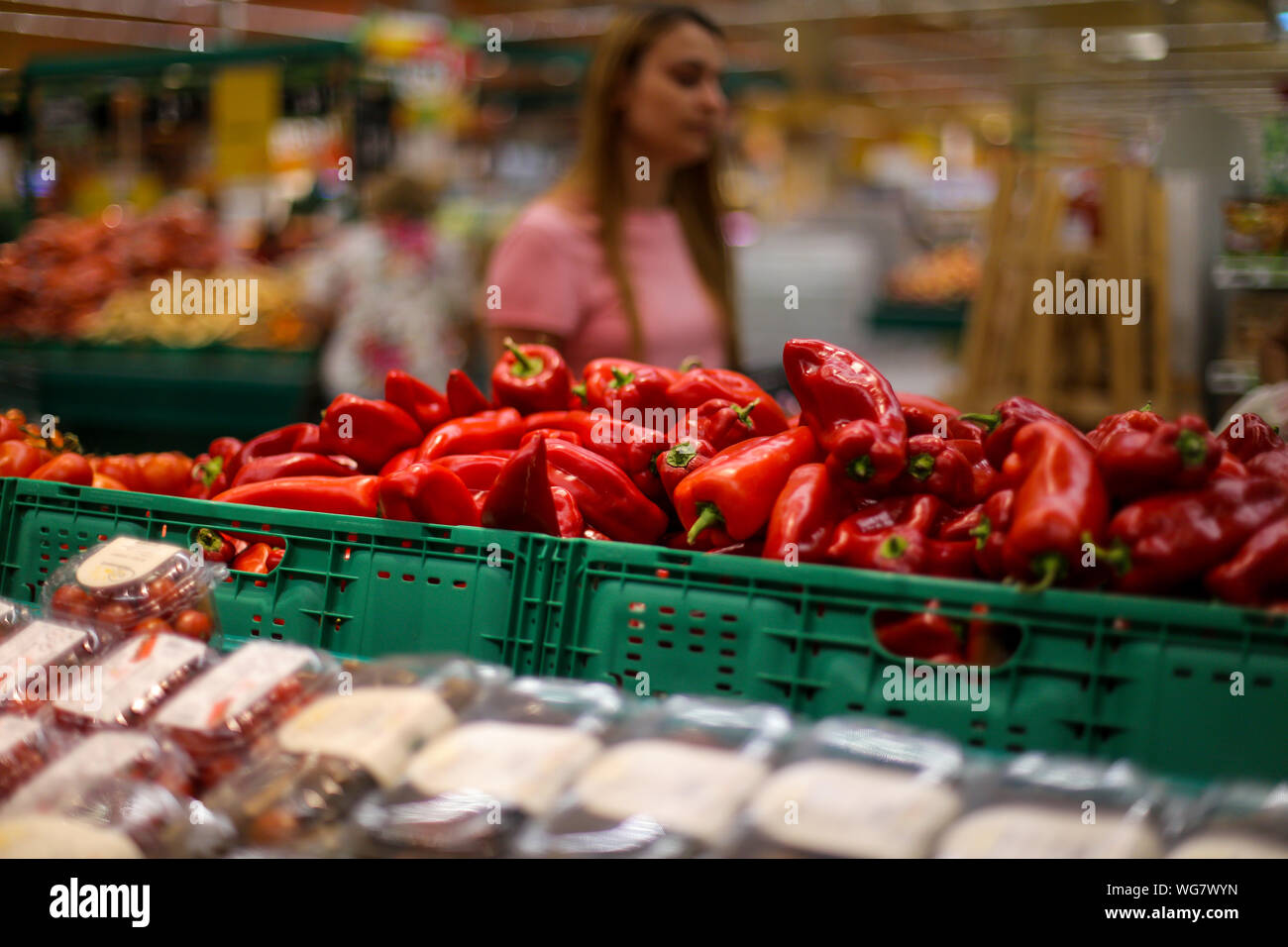 Red peperoni sulla frutta e verdura corsia in un negozio Foto Stock