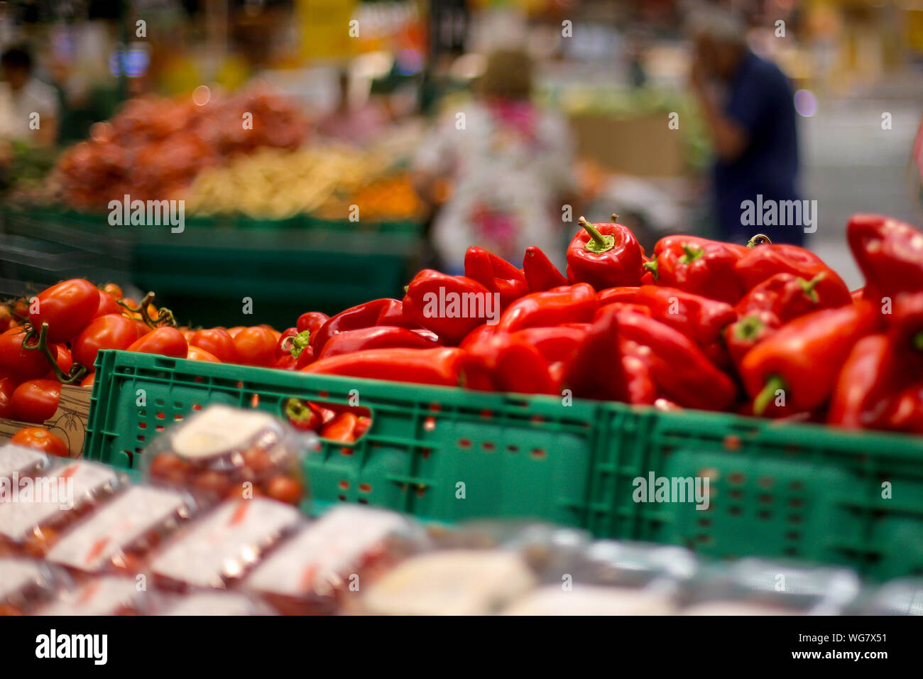 Red peperoni sulla frutta e verdura corsia in un negozio Foto Stock