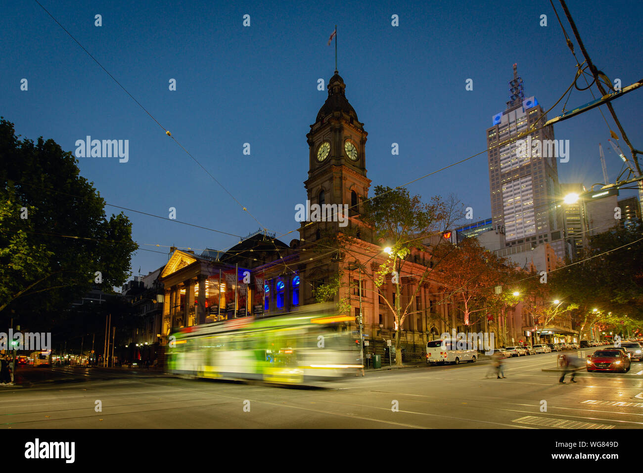 Municipio di Melbourne di notte con il traffico della città Foto Stock