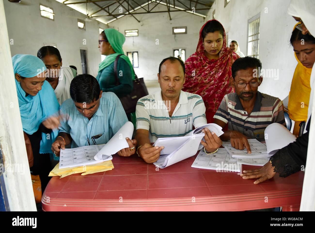 Registro nazionale dei cittadini. Assam, India. Il 31 agosto 2019. Controlli di persone i loro nomi nella pubblicazione elenco finale del Registro Nazionale dei cittadini (NRC), Morigaon nel distretto di Assam, in India il 31 agosto 2019. Foto: David Talukdar/ Alamy Live news Foto Stock