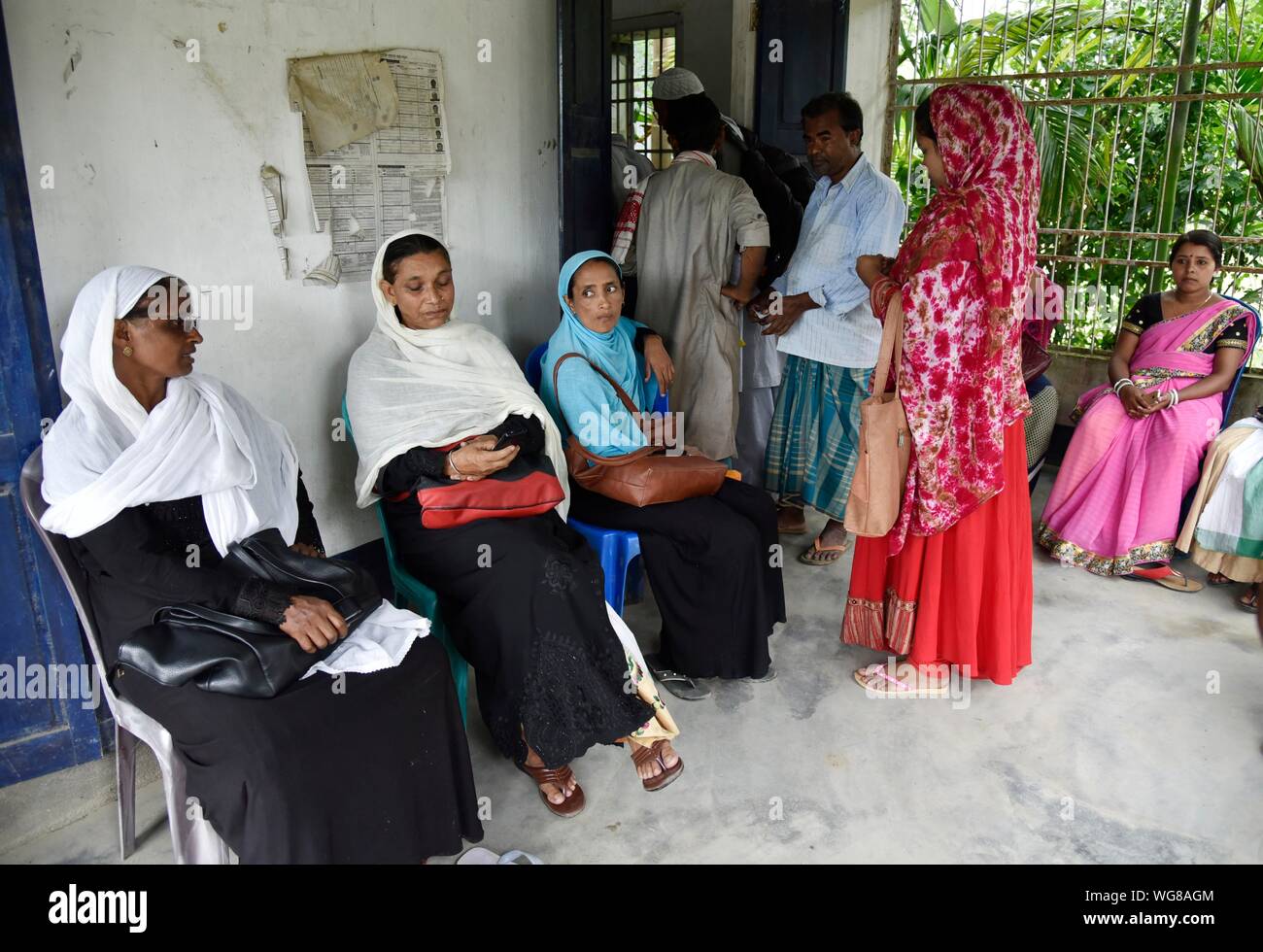 Registro nazionale dei cittadini. Assam, India. Il 31 agosto 2019. Le persone in attesa di verificare i loro nomi nella pubblicazione elenco finale del Registro Nazionale dei cittadini (NRC), Morigaon nel distretto di Assam, in India il 31 agosto 2019. Foto: David Talukdar/ Alamy Live news Foto Stock
