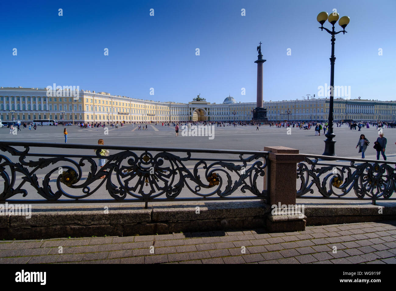 ST. PETERSBURG, Russia - 6 agosto 2019: Alexander colonna e la piazza del palazzo visto dalla rampa di accesso al Museo L Hermitage Foto Stock