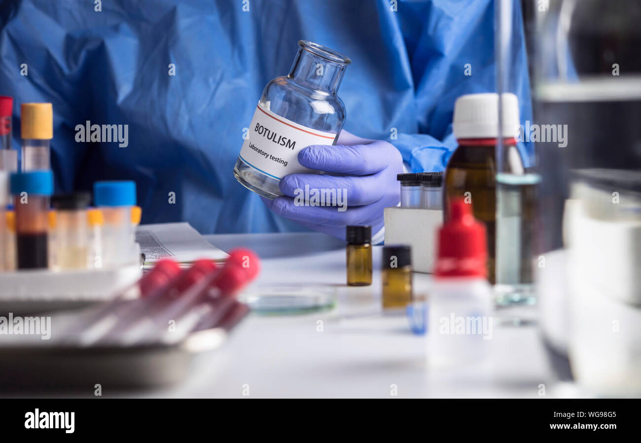 Specialista analizza il botulismo campioni in laboratorio, immagine concettuale Foto Stock