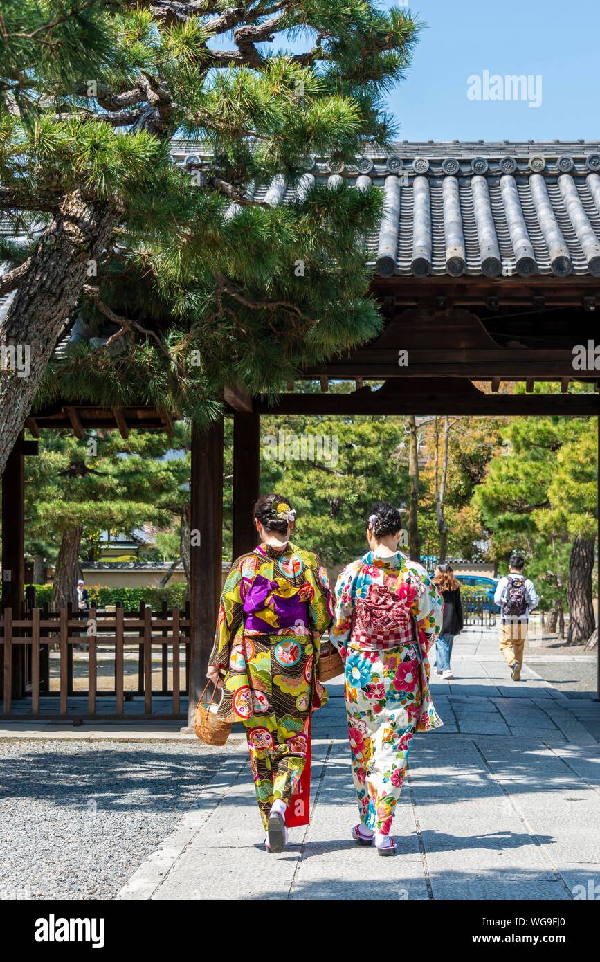 Le donne giapponesi vestito con un kimono, colorati abiti tradizionali, a Kennin-ji il tempio e la città vecchia di Kyoto, Higashiyama, Kyoto, Giappone Foto Stock