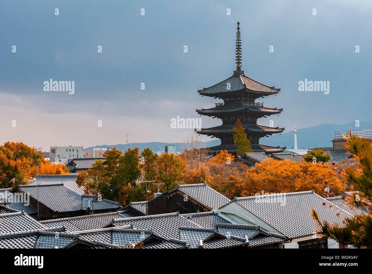 Cinque piani pagoda Yasaka del buddista di Tempio Hokanji sui tetti della Città Vecchia, Kyoto, Giappone Foto Stock