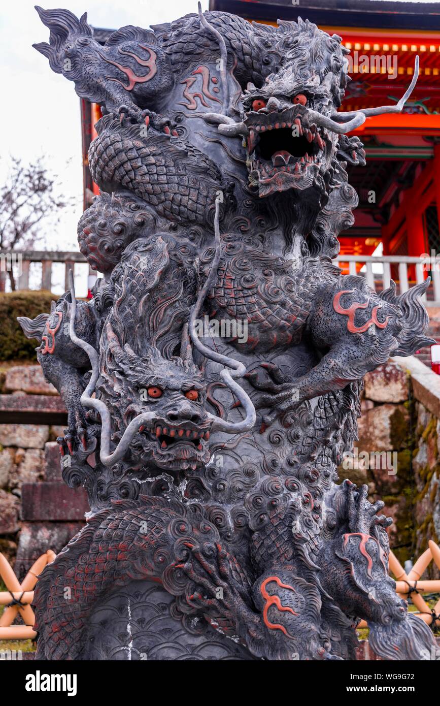 Dragon figura con gli occhi rossi, scultura, Kiyomizu-dera tempio, tempio buddista, Kyoto, Giappone Foto Stock
