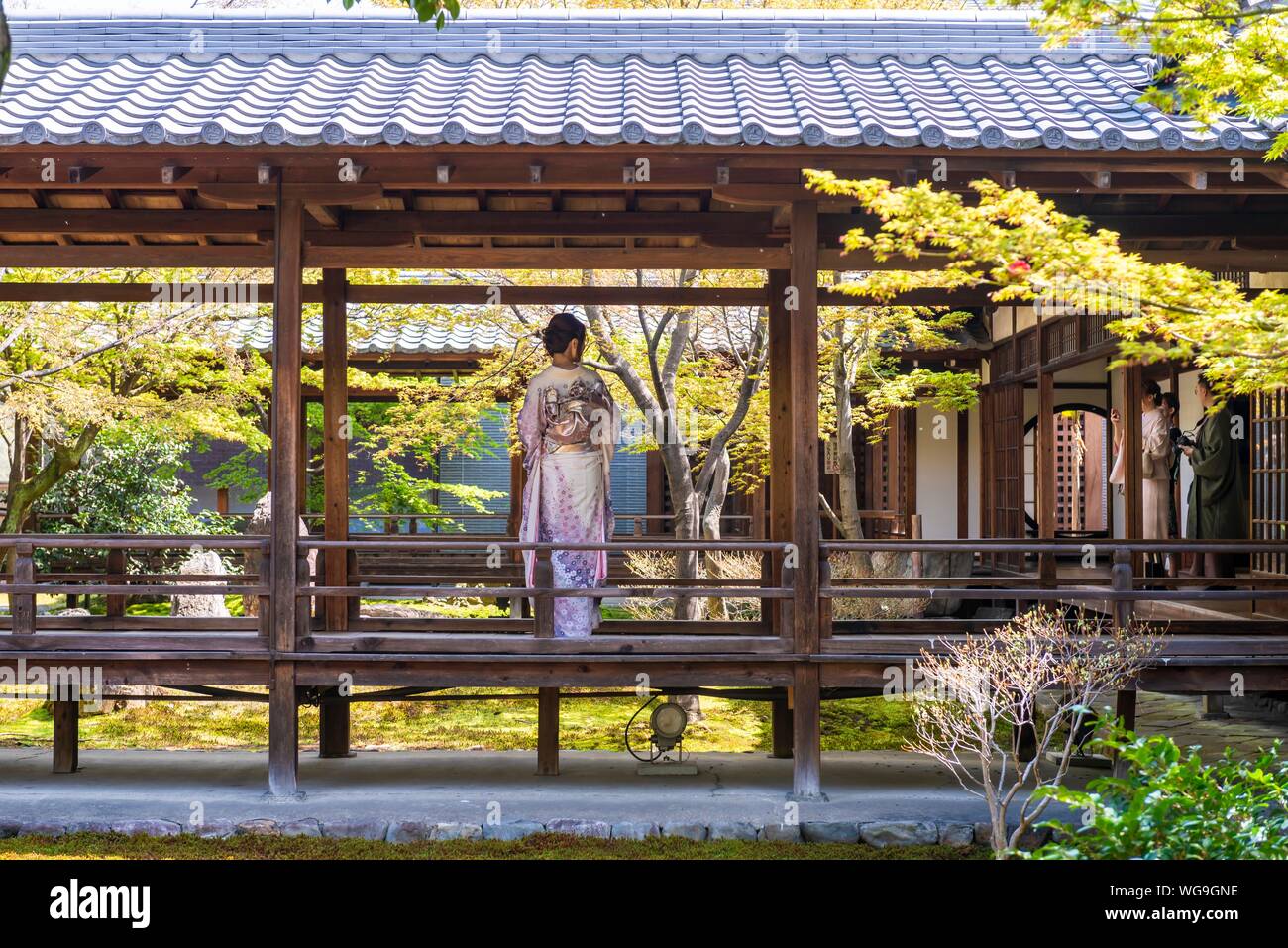 Donna Giapponese vestita in kimono, il cortile di O-shoin, Kennin-ji il tempio e la città vecchia di Kyoto, Higashiyama, Kyoto, Giappone Foto Stock