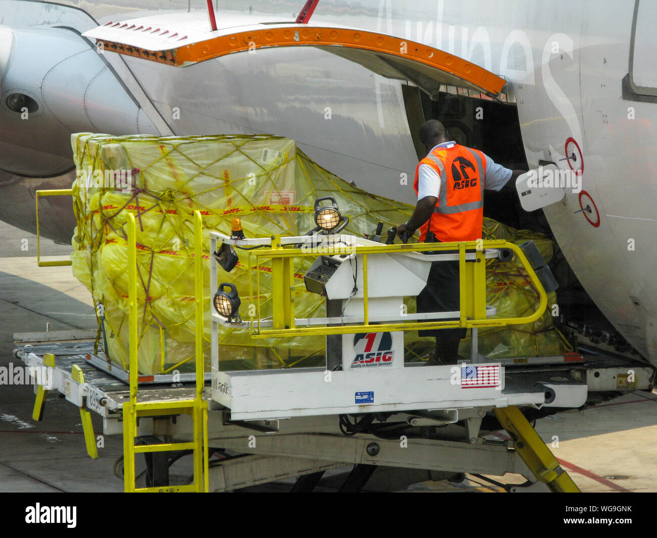 I voli sono caricati con cargo presso l'aeroporto americano Foto Stock