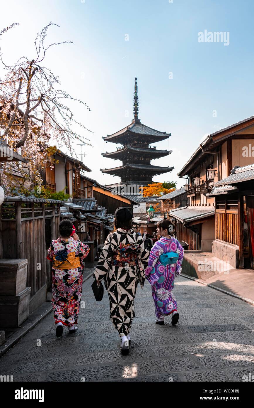 Zona pedonale con kimono di Yasaka dori strada storica nel centro storico con case tradizionali giapponesi, dietro a cinque piani pagoda Yasaka del Foto Stock