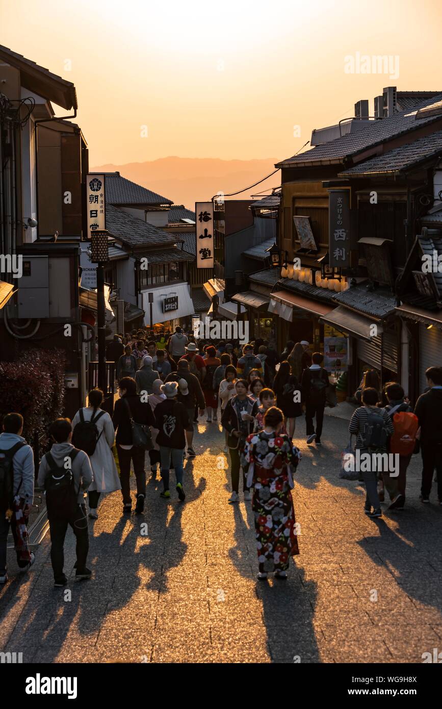 Crepuscolo, la folla in un vicolo, Matsubara dori vicolo storico nel centro storico con case tradizionali giapponesi, Kiyomizu, Kyoto, Giappone Foto Stock